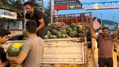 Belediyenin yazdığı cezalara sinirlenip bedava karpuz dağıttı