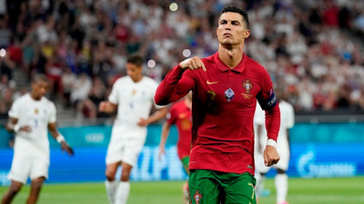 Fransa taraftarı Cristiano Ronaldo'ya Coca Cola şişesi fırlattı