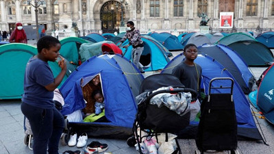 Paris'te göçmenler 'acil barınma' talebiyle belediye önünde kamp kurdu