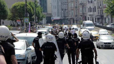 Polisin attığı ses bombasına 'Çocuk uyuyor' diye tepki gösteren yurttaş, evinden gözaltına alındı