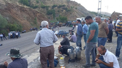 Tütüncüler geri adım atmıyor: Çelikhan yolu 7 saat trafiğe kapalı