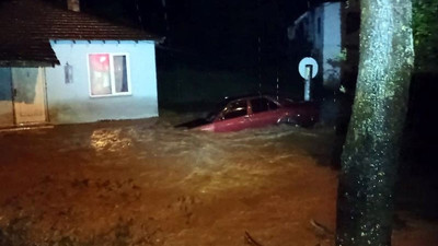 Düzce'de sağanak: Yol çöktü, dereler taştı, evleri su bastı