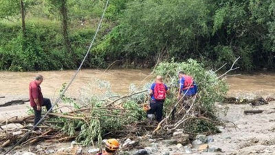 Selde yıkılan elektrik direğini düzeltmeye çalışan 78 yaşındaki yurttaş suya kapıldı