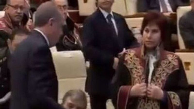 Erdoğan'ın elini öpmek isteyen ve önünde cübbesini iliklemeye çalışan hukukçular 'Etik Kurulu'na atandı