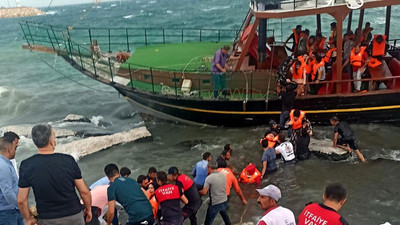 Van Gölü'nde gezi teknesi karaya oturdu, yolcular halatlarla kurtarıldı