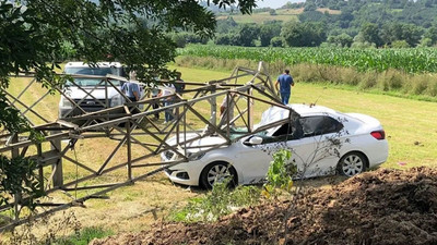 Sakarya'da 3 tonluk yüksek gerilim hattı direği otomobilin üstüne devrildi