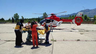 Kurban keserken atardamarını kesti, ambulans helikopterle hastaneye kaldırıldı