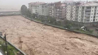 Arhavi ve Fındıklı sel altında: İki yaralı