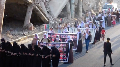 Êzidî kadınlardan zincirlendikleri sokakta özgürlük yürüyüşü