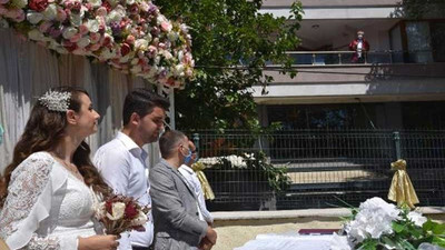 Coronavirus'e yakalanan belediye başkanı evinin balkonunda nikah kıydı