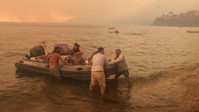 Bodrum'da insanlar tekne ve botlarla tahliye ediliyor, iki çıkarma gemisi de Marmaris'te