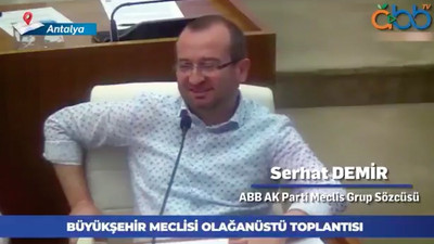 Muhittin Böcek yaşadıklarını anlatırken AKP sözcüsü kıkır kıkır gülüyor