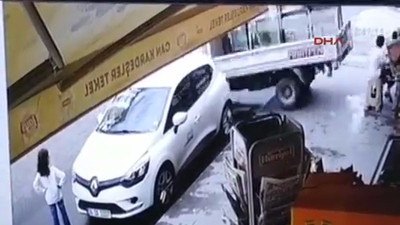 Kamyonet kaldırımda oturanların arasına daldı: 3 yaralı