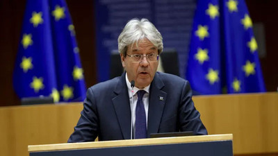 AB Ekonomi Komiseri Gentiloni: Afganlar için insani koridor oluşturulmalı