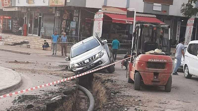 Belediye aracı belediyenin açtığı çukura düştü