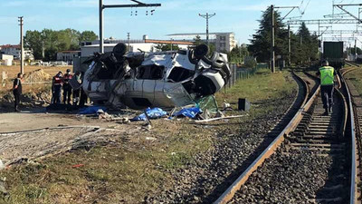 Yük treni minibüse çarptı: 4 ölü, 7 yaralı