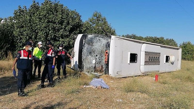 Tur otobüsü öğrenci servisi ile çarpıştı: 1 ölü, 30 yaralı