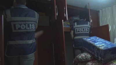 Polis ev baskınında hırsızlık yaparken yakalandı