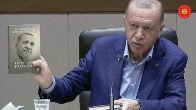 Kitabının Fransızcasını gösteren Erdoğan 'İngilizcesi' dedi