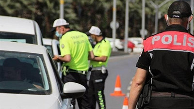 Polis, arama sırasında sigara içen şoförü darp etti