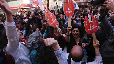 Şili'de kürtaj yanlıları kazandı