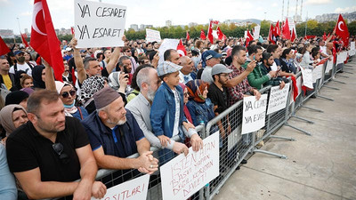 Aşı karşıtı bir kişi, mitingde polise yumruk attı