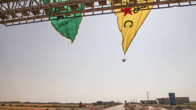 YPG Rakka kent merkezine bayrak astı