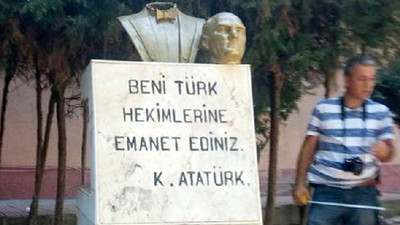 Atatürk büstünün kafasını kırdı