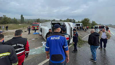 MHP'lileri taşıyan otobüs devrildi: 2 ölü 19 yaralı