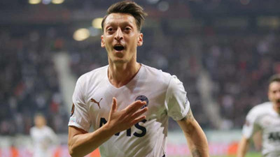 Mesut Özil, İngiltere'de futbol okulu kuruyor