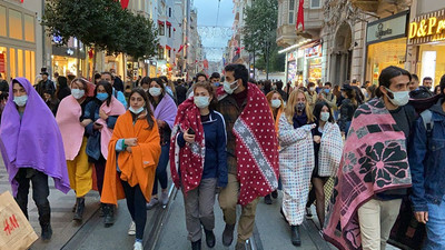 İktidarı protesto eden 'Yurtsuzlar' battaniyeleriyle yürüdü