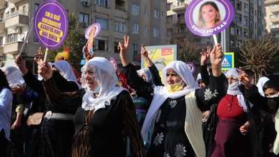 Diyarbakır'da kadın mitingi: Barış Annesi sarı kırmızı yeşil flama taşıyor diye gözaltına alındı