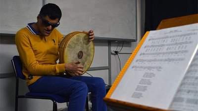 Görme engelli üniversite öğrencisi, 15 enstrüman çalıyor