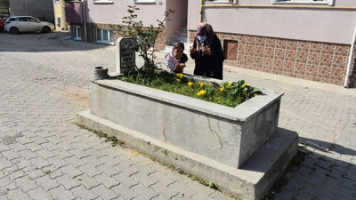 Yol ortasında sır mezar: 1979'dan beri orada duruyor, araçlar görünce yavaşlıyor