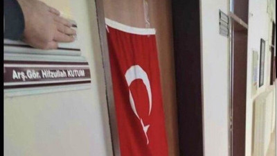 'Kürdistan' paylaşımı yapan akademisyenin kapısına bayrak astılar