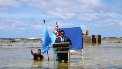 Tuvalu Dışişleri Bakanı, Galsgow'a dizlerine yükselen denizin içinden mesaj gönderdi