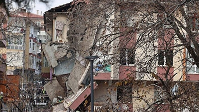 Patlama sonucu bir kısmı çöken Onbirler Apartmanı'nın yıkımı tamamlandı