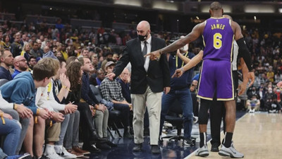 Maçta LeBron James'e sataşan çift salondan atıldı