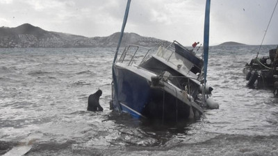 Bodrum'da fırtına: 1 tekne karaya oturdu, iskeleler yerinden söküldü