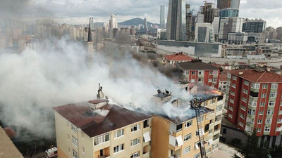 İstanbul'da 3 bloklu bir binanın çatısı alev aldı