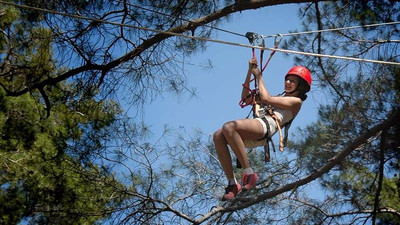 Ağaçlar arasında zipline heyecanı