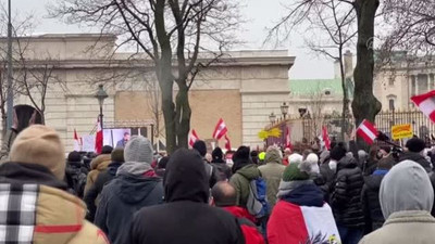 Avusturya’da aşırı sağcılar Covid-19 önlemlerini protesto etti