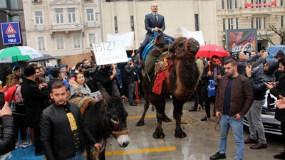 Aşı karşıtlarından deve ve eşekli protesto