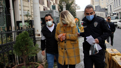 Beyoğlu'nda Türk bayrağını koparan turistler gözaltına alındı