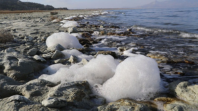 Kuruma tehlikesiyle karşı karşıya olan Burdur Gölü köpürdü