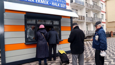 Eskişehir'de belediyenin dağıttığı ucuz süt için metrelerce kuyruk