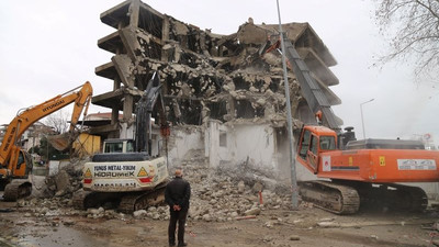 Depremde hasar gören ve tehlike saçan 6 katlı inşaat yıllar sonra yıkılıyor