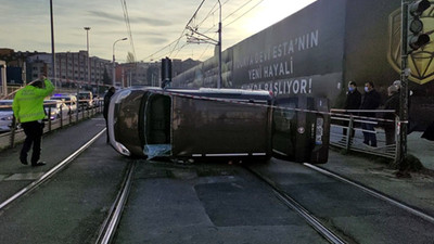 Güngören'de kaza yapan araç tramvay yoluna girdi