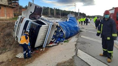 Kütahya'da sebze yüklü kamyonet devrildi: 1 ölü, 1 yaralı