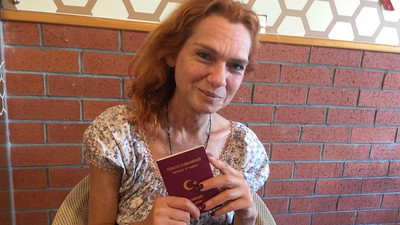 Aslı Erdoğan pasaportunu aldı